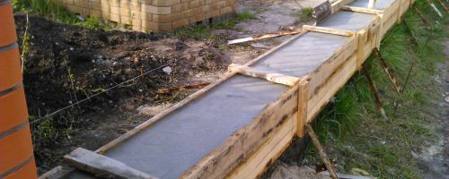 Какой ленточный фундамент под забор лучше всего использовать, и как возвести его самостоятельно на своем участке