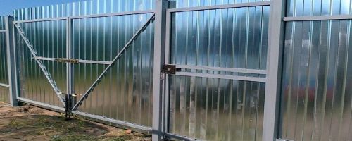 Какой профнастил подойдет для возведения забора
