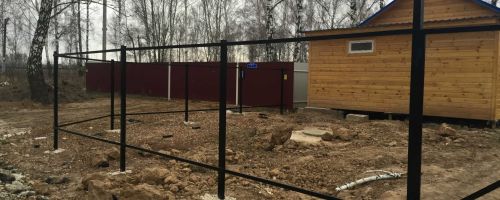 Как быстро и качественно сделать забор из трубы профильной