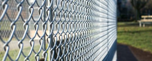 Металлическая сетка для ограждений: основные разновидности и правильная технология монтажа