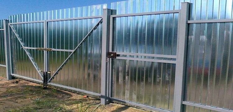 Какой профнастил подойдет для возведения забора