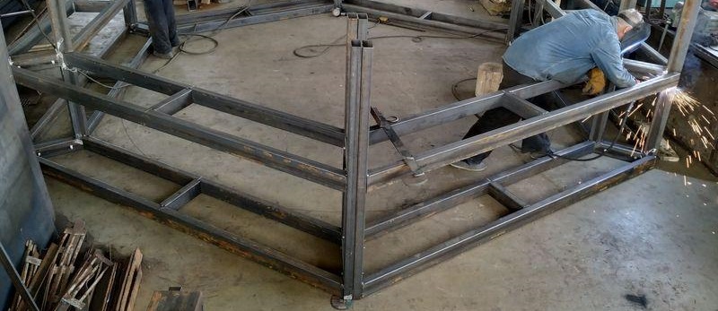 svarochnye-raboty-karkasa-iz-truby-stalnye-kvadratnye